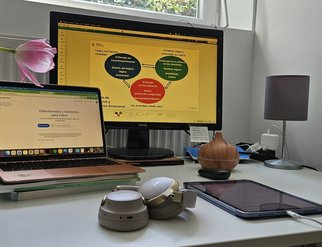 Mi escritorio: ipad para tomar notas, audífonos para escucharte, segunda pantalla para mostrarte información importante, videollamadas por Google Meet.
